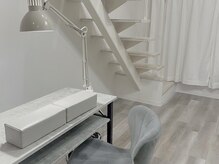 ノウェム(novem)の雰囲気（グレーを基調としたインテリアと吹き抜けのある開放的な空間）