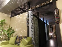 フランジパニ(Frangipani)/葉っぱの照明で異空間を演出