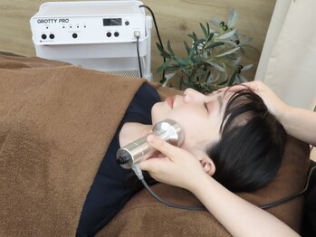 ヴィーネス(VIENESS)の写真/お顔周りの歪みを緩和して、理想の小顔に導きます☆頭や首はもちろん、年齢が出やすいデコルテ周辺も施術◎