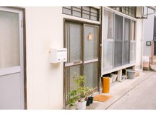 ワンピース(I PEACE)/奥の丸い窓の黒い建物も目印