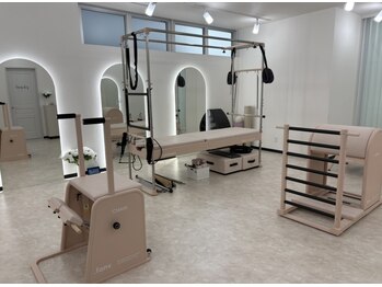 ピケピラティス 柏店(pique pilates)/広い空間でのびのびピラティス