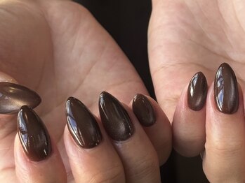 ウード(oud.)の写真/【SNSで話題★】自慢したくなる艶感が魅力♪トレンドのマグネットネイルで指先を華やかに彩ります♪