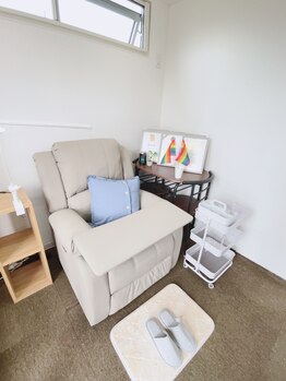 プラスエムネイル(+plus M nail)/リクライニングソファでゆったり