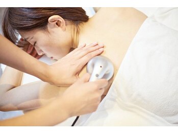 シェービングサロン ファブリス 松坂屋名古屋店(Fabrice)の写真/憧れのドレスで魅せる後ろ姿/天使の羽【1Day完結!顔&背中シェービング+痩身(二の腕・肩甲骨スリミング)】