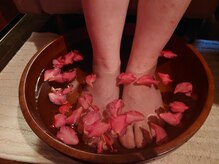 癒処 紬(tumugi)の雰囲気（ボディはアロマ足湯でほっこり。時々お庭のお花が浮かべて。）