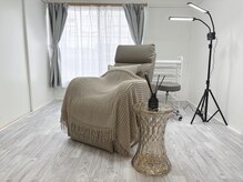 個室空間のリクライニングで隣りを気にせずリラックス♪眉毛ケア