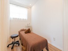 シュハリ(SHUHALI)の雰囲気（店舗内観です。白を基調とした落ち着いた雰囲気です。）