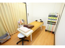 世田谷総合鍼灸整骨院の雰囲気（半個室施術室。お客様の為だけを考えたプライベート空間です。）