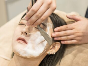 プチラヴィーチ(petit love:ch)の写真/シェービングと一緒に顔周りのマッサージを行いむくみやたるみにアプローチ！お仕事帰りの贅沢タイムにも◎