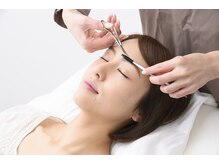 ●眉毛1本までこだわった眉カット