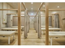 リコア鍼灸接骨院 ららテラス HARUMI FLAG(ReCORE鍼灸接骨院)の雰囲気(きれいでおしゃれな店内で毎日の疲れをしっかり癒します♪)