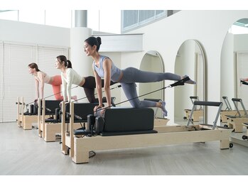 フィットプレイス 阪神尼崎店(FITPLACE)の写真/【FITPLACE内にピラティス誕生★】ジム通い放題×グループレッスンで効率よく自分史上最高のボディに♪
