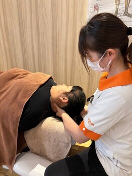 カラダファクトリー エミオ富士見台店/施術の流れ７．施術【首回り】