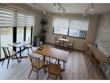 陽差しが差し込む、明るく心地よいカフェスペース