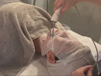 アム バイ オーキッド 代々木公園(UM by ORCHID)の写真/【科学の力で徹底美白ケア】フェイシャルの美白ケアはプロにお任せ!トラネキサム酸+VC導入で透明感美肌に