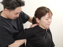 にこちゃん整体院サロン/猫背/巻き肩/リラックス姿勢矯正