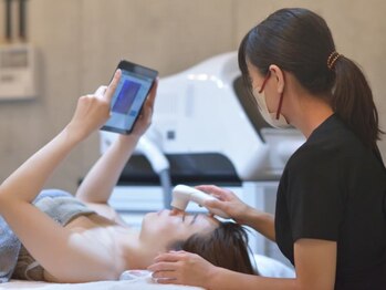 アム バイ オーキッド 代々木公園(UM by ORCHID)の写真/【シミケア専用の光照射】シミケア専用の光でターンオーバーを促進♪シミ/くすみ改善で若々しいお肌に導く