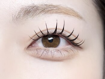コム 草加マルイ店(com by neolive)の写真/【LEDフラットラッシュ】フラットラッシュとLEDグルーで持続力抜群&華やかなお目元に！