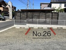 ヨサパーク ベルクロエ(YOSA PARK)の雰囲気（マンションの東側乗降りが楽な広めの駐車場(No.26のみ)）