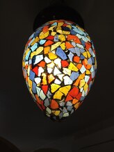 整体もみ処アンド美容 ぷくぷく/ステンドグラス風の照明・・・