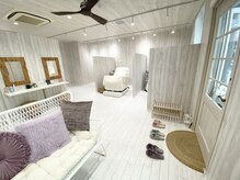 ヒパヒパ(Hipahipa!)/真っ白で明るい店内です☆