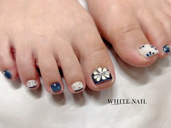 ホワイトネイル(WHITE NAIL)の写真/【人気のフットネイル】マグネットネイル￥7500☆年中ご予約可能♪豊富なアートでサンダル姿の対策を♪