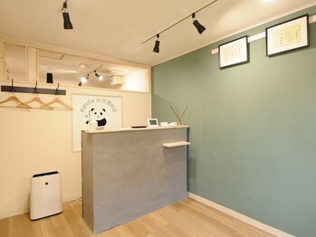 パンダ(Panda)/美容室のような洒落な店内