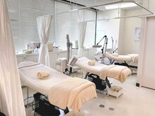 シーボン 豊橋店の雰囲気（明るく広々とした開放的なサロン空間。初めての方も通いやすい）