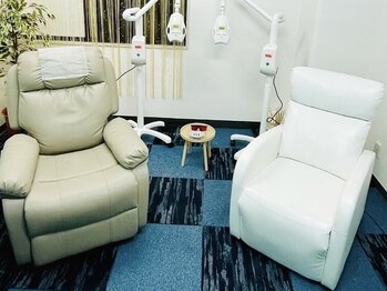 ミルクホワイトニング 長崎中央橋店(Milkホワイトニング)の写真/【カップル/お友達/ご家族と】ペア大歓迎◎2席まで同時施術OK！並んでワクワク♪一緒にホワイトニング体験!