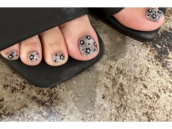 クワイ(Qui)の写真/思わず見せたくなる最旬フットネイル★毎月変わるハイセンスなデザインで足元をおしゃれに演出します♪