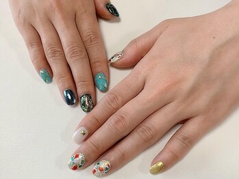 ミナネイル(mina-nail)/アシメントリーデザインで華やか