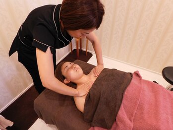 サードプレイス(3rd Place)/2階：エステの施術風景