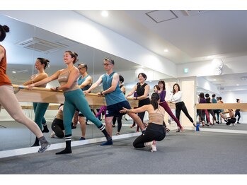 ピュアバー 自由が丘(Pure Barre)/バー使った新感覚トレーニング