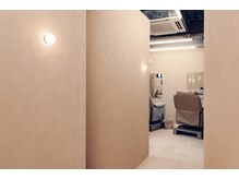 ザート ネイルアンドアイ アトリエ(ZAT nail&eye atelier)の雰囲気(仕切られた空間でゆったりとお過ごしいただけます)