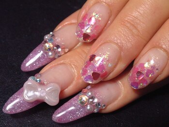 ネイル スワンベリー/上：ジェル／下：チップジェル