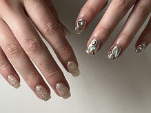 爪先にビジューのような輝きを