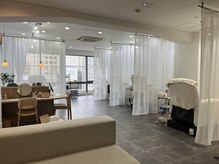 まつげエクステ専門店 アソートアイデザイン 千葉店(asot eye design)の雰囲気（開放感のあるおしゃれな店内♪半個室でリラックス空間♪）