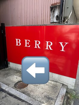 ツキ 高槻店(tuki)/この赤い看板が目印です