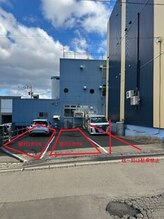 ラクナ ホワイトニング(RAKUNA)/曲がってすぐ右側に駐車場あり