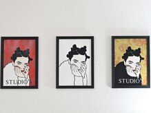 STUDIO'Sの雰囲気(大好評のオリジナルロゴアイテム販売もございます。)