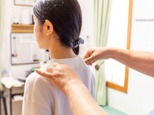 小野整体室/棘上筋膜調整の様子