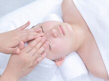 トウキョウビューティーラボ(TOKYO BEAUTY LABO.)/小顔マッサージ施術写真