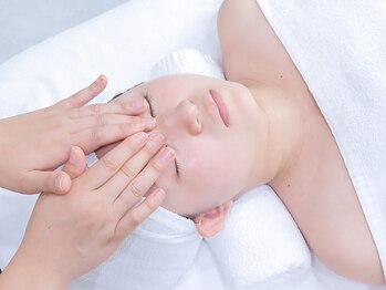 トウキョウビューティーラボ(TOKYO BEAUTY LABO.)/小顔マッサージ施術写真