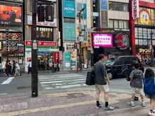 岩田屋へ本館・別館の間を通り、きらめき通り西口交差点を左へ曲がります