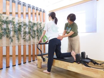 サロンラグナ(Salon Laguna)の写真/【血行促進×リハビリ由来のピラティス】　長引く腰のつらさに　温める・ゆるめる・動かす根本改善ケア