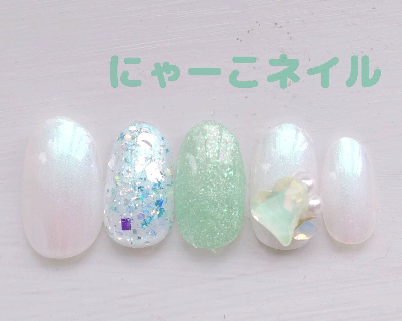 2025年-2026年冬トレンド】グリーン ハート ハンドのネイルデザイン集