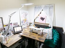ラムネイル(la_m.nail)の雰囲気（映画やドラマなど鑑賞しながらのんびりお寛ぎ下さい。）