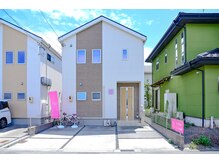 イージー(EASY)/外観、小さなピンクの看板