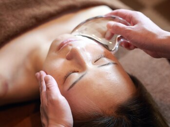 マルヒア(MALUHIA)/仕上げにカッサで細部を流します