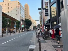 スターバックスコーヒー天神通とApple Storeを越えて進みます